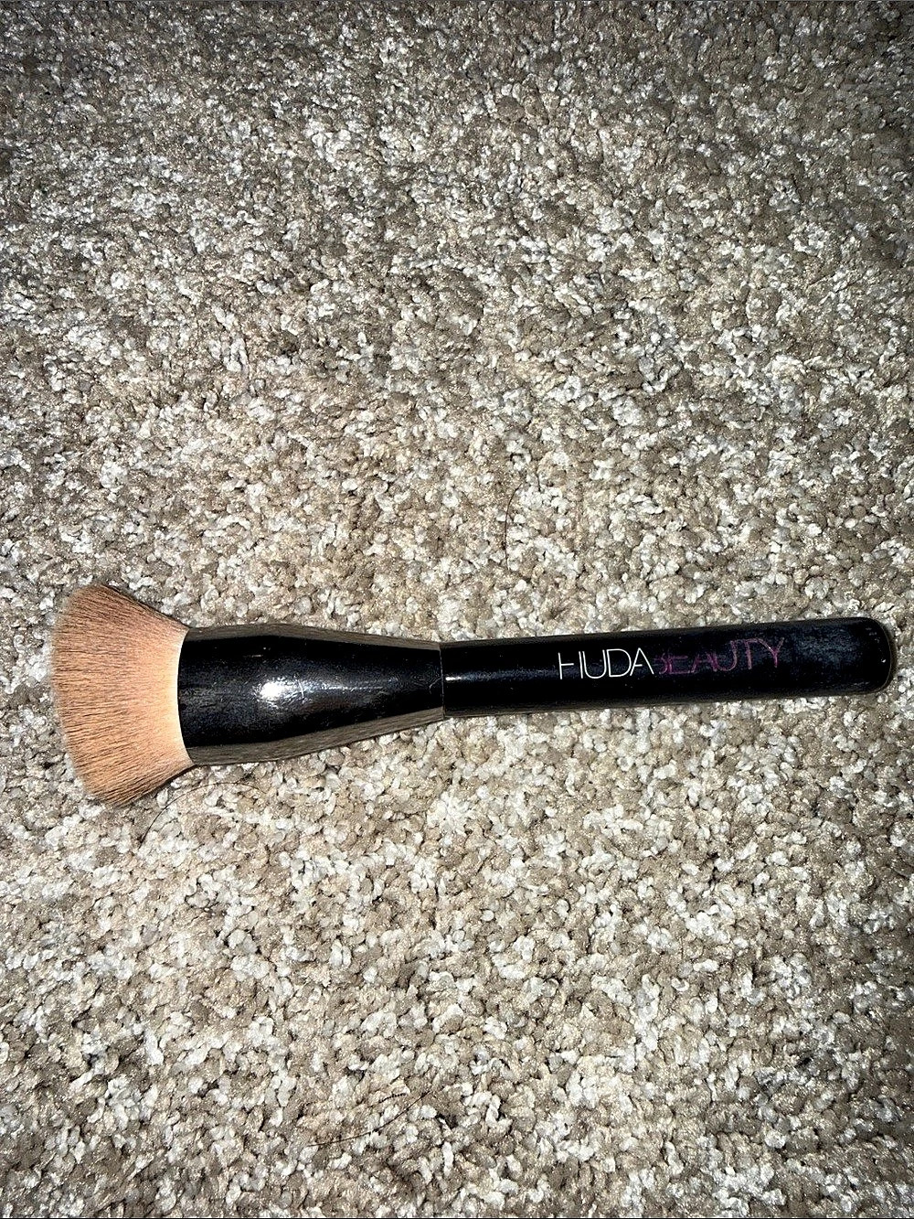 HUDA BEAUTY Face Buff & Blend Brush Makeup Brush